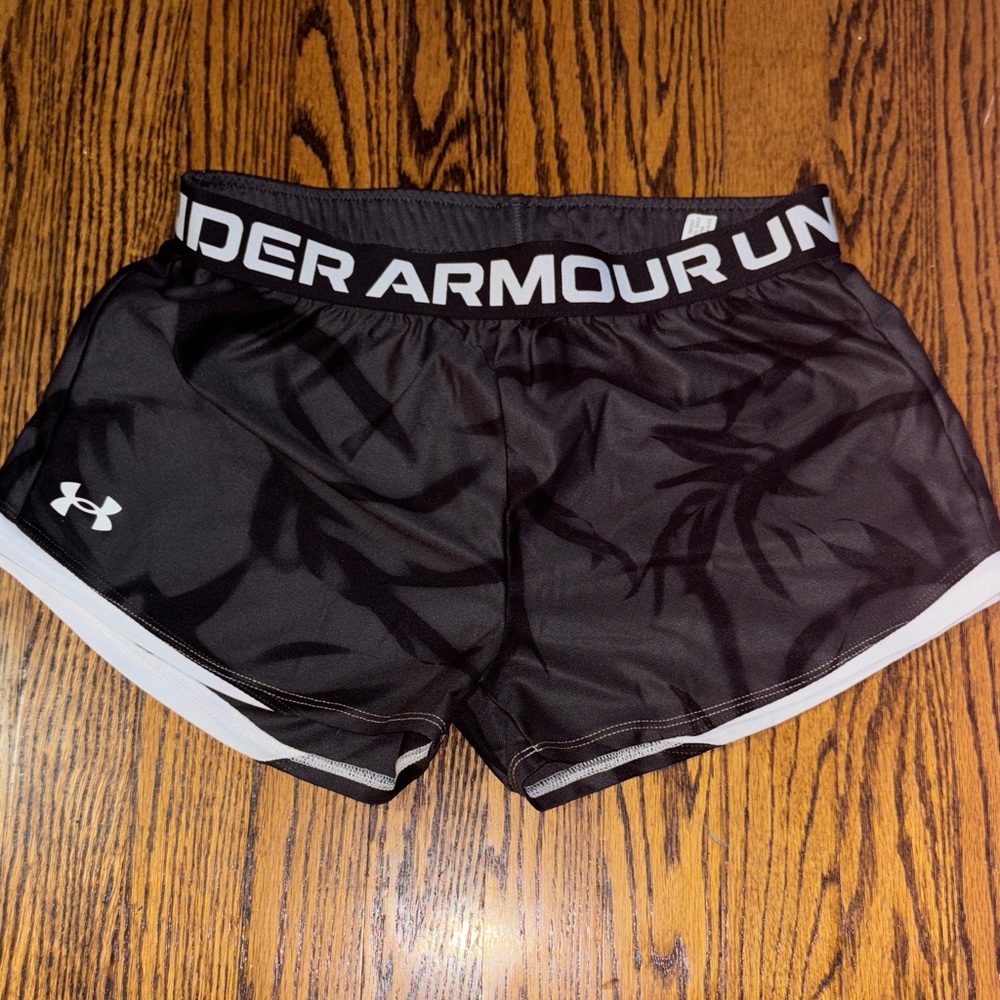 Under Armour Girls Black and Grey camouflage Athletic Shorts size L